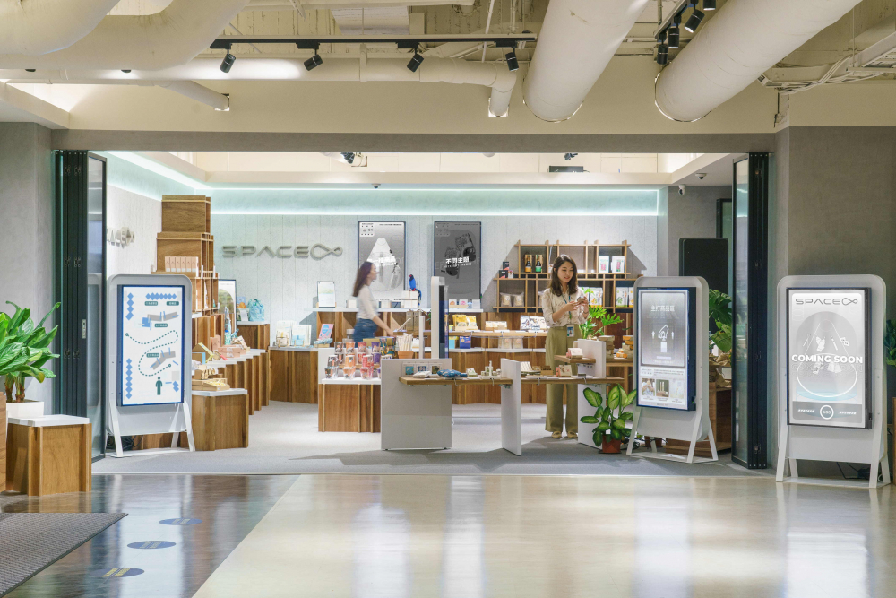威尼斯wns·8885556打造永续选物商店 ，展示社企及社创商品 ，结合创利空间所开发的智能零售系统，整合多元产品信息，让无人商店扮演公益行动的推手